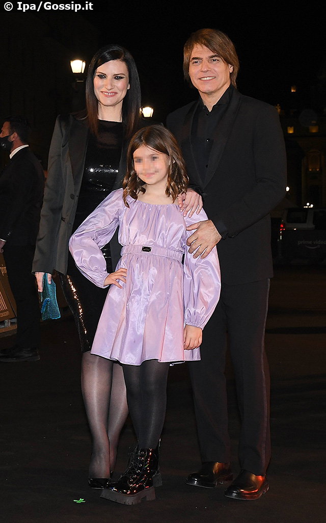 La figlia e il futuro marito di Laura Pausini per la prima volta con la cantante sul red carpet: foto